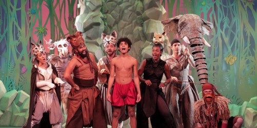 Le Livre de la Jungle, spectacle musical très festif, avec costumes, masques et combats. 
