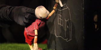 POC, les petits partent à la découverte du monde, dans une salle minuscule